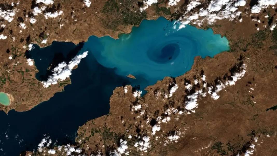 Van Gölü'ne uzaydan bakış: Ebru sanatını andırdı 1
